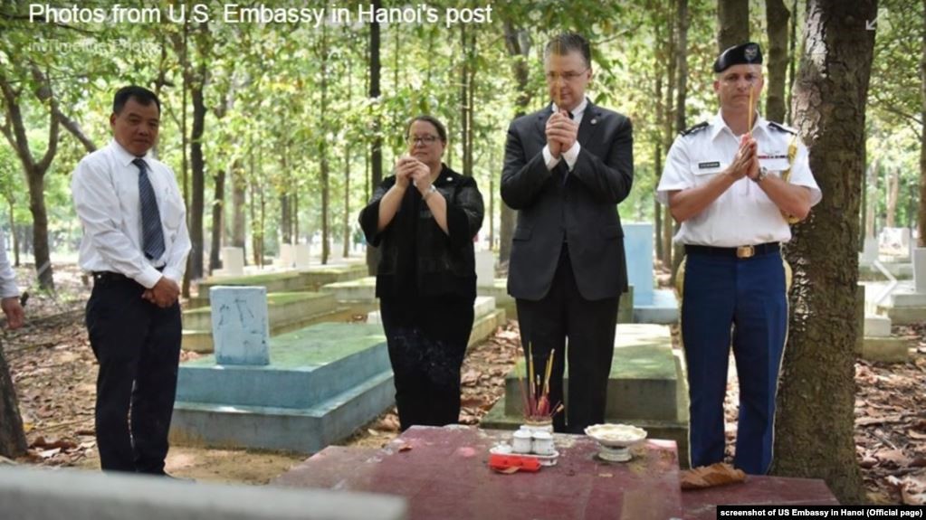 Đại sứ Mỹ Kritenbrink thăm nghĩa trang tử sĩ VNCH (nghĩa trang Bình An) ở Bình Dương, 21/6/2020