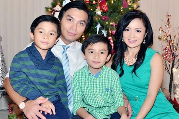 Mạnh Quỳnh tuổi 48 vẫn đi hát, hạnh phúc bên vợ cùng 2 con trai - VietNamNet