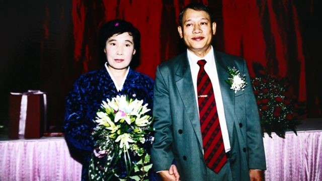 Đám cưới của hai ông bà được tổ chức ở Hà Nội vào cuối năm 2002 với 700 khách mời. Phía nhà gái chỉ có đại diện từ đại sứ quán. Nhiều vị khách ứa nước mắt khi nghe câu chuyện tình cảm động của cặp vợ chồng nay đã vào tuổi 50.