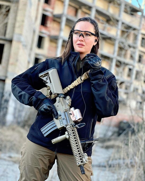Cựu hoa hậu Ukraine đăng ảnh cầm súng, sẵn sàng chiến đấu - Tin thế giới