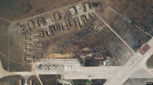 Ảnh vệ tinh cho thấy căn cứ Saki ở Crimea bị thiệt hại nặng, 10/8/2022. (Planet Labs PBC/Handout via Reuters)