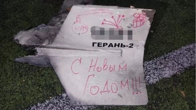 Một chiếc drone bị bắn hạ của Nga, rơi tại một sân chơi trẻ em ở Kyiv, với dòng chữ "Chúc mừng năm mới" bằng tiếng Nga được khắc bên trên
